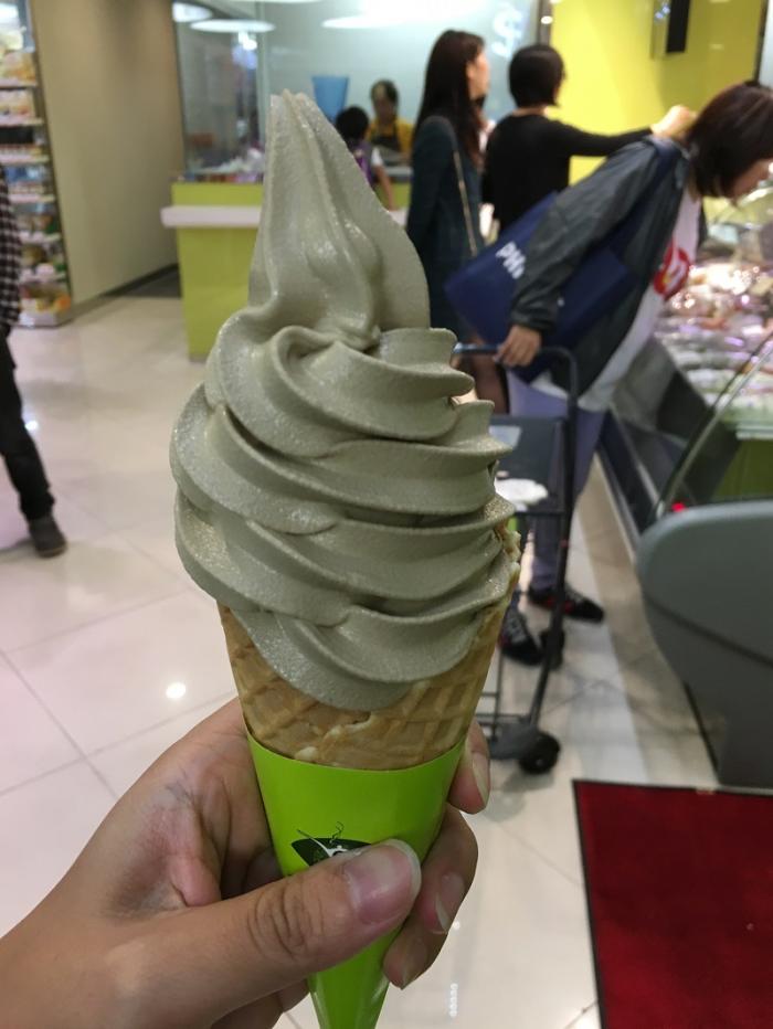 跟麦当奴买来那些食到脆筒的底部也是满载了雪糕,我们两个人分著吃也